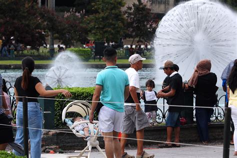 Family bonding at Rizal Park | Photos | Philippine News Agency