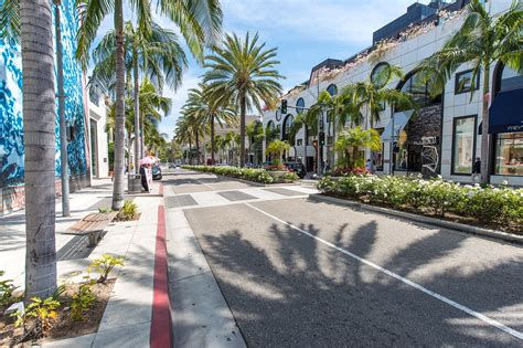 Rodeo Drive in Beverly Hills - A Luxurious Shopping Hub in Los Angeles ...