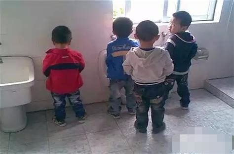 5岁男孩幼儿园上厕所, 遭男孩拒绝、女孩唾骂, 老师痛斥家长无知|家宝|男孩|唾骂_新浪新闻