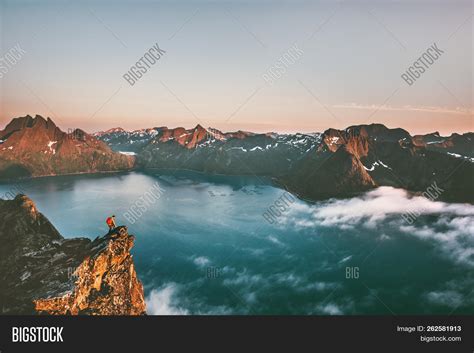 Travel Alone Man 的图像结果