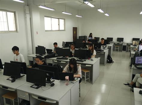 SK向打工子弟学校捐赠教学电脑_公益频道_凤凰网