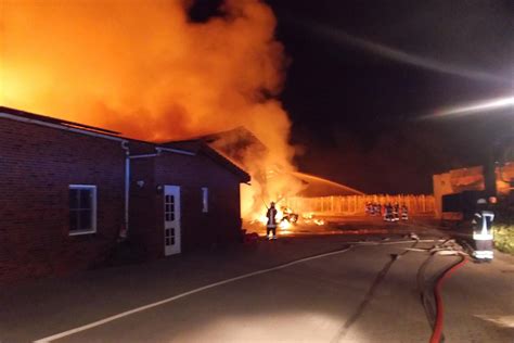 Lohnunternehmen: Halle mit Holzhackschnitzeln in Flammen | agrarheute.com