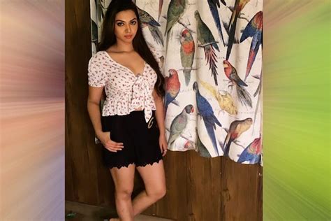 साड़ी हो या फिर वेस्टर्न, हर लुक में कहर ढाती हैं Raksha Gupta, दूसरी ...