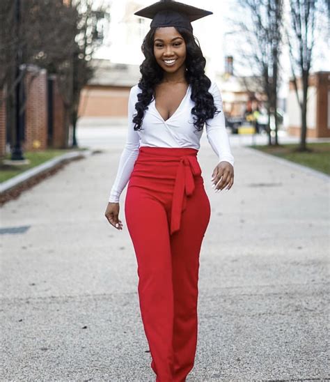 Pin by Talesha on Graduation picture poses | Graduation outfit ...