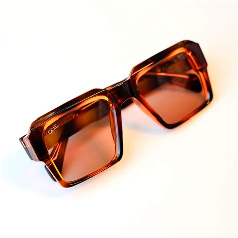 Que Universe - Redefine Yourself with Premium Sunglasses