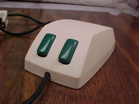 First Computer Mouse 的图像结果