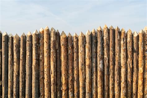 Palizzata di legno fatta di tronchi. Recinzione in legno di registro ...