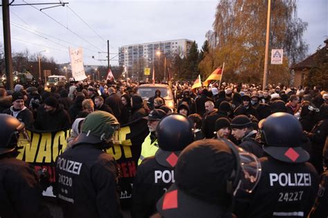 德国新纳粹分子游行遭民众阻拦爆发冲突 - 中文国际 - 中国日报网