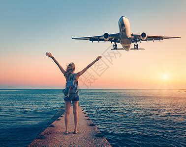 日落时的飞机女人夏天的风景,女孩站海上码头,举手臂飞行的客机女人降落商业飞机黄昏生活方式旅行高清图片下载-正版图片300846552-摄图网