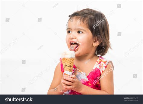Little girl licking ice cream cone: Över 2 340 royaltyfria ...