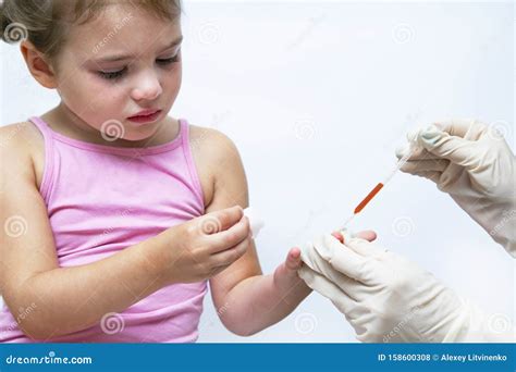 小女孩验血的照片 库存照片. 图片 包括有 孩子, 射入, 诊断, 女孩, 无政府主义, 少许, 医学 - 158600308