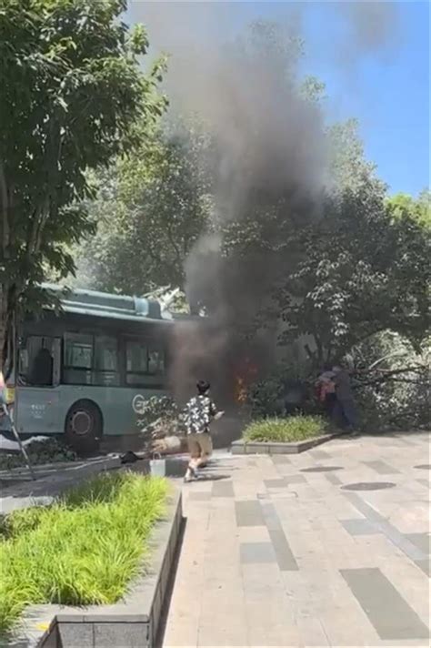 重庆玉带山T112路公交车行驶中突然起火：浓烟笼罩车身，事故原因待查