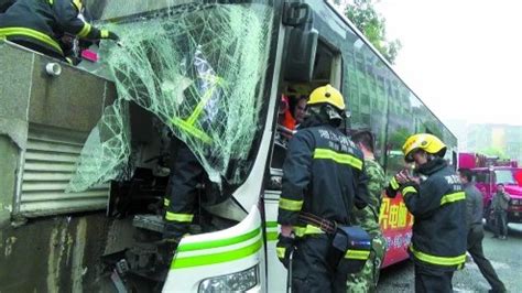 [湘潭]公交车失控撞上通风井 致23人受伤 - 市州精选 - 湖南在线 - 华声在线
