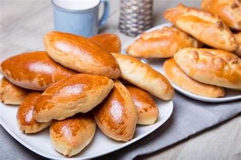 Традиционные русские запеченные пироги (пирожки). крупным планом ...