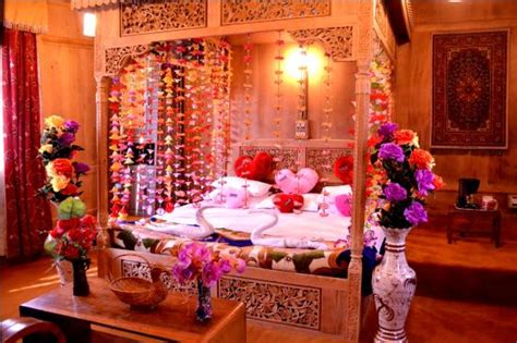 MOON VALLEY GROUP OF HOUSEBOATS (Srinagar, Kashmir) - Guesthouse ...