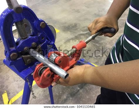 Using a Threader to Cut Left Hand Threads On Pipe 的图像结果