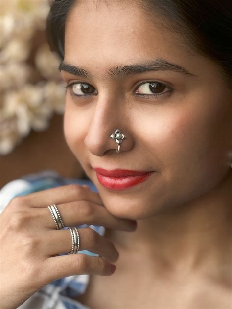 Silver Pearl Flower Nosepin( Wire/Clip-on) – Silveristhan