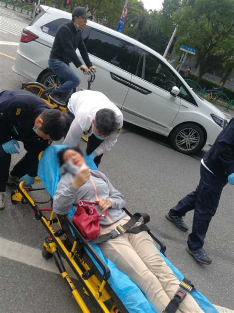 骑车女子早高峰被碾车底，警民合力30秒抬车救人 - 周到上海