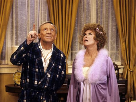 Cuideachta Threes Mrs Roper TUARASCÁIL BHLIANTÚIL // 2014