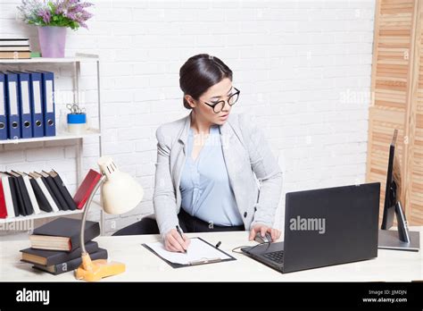 Business Woman On Computer 的图像结果