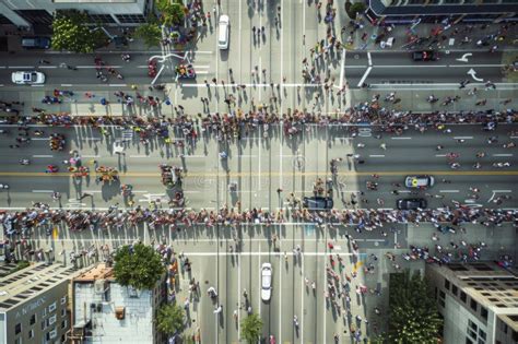 Group of People Standing 的图像结果