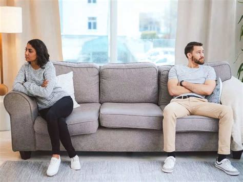 9 signs of an emotionally unavailable partner | The Times of India