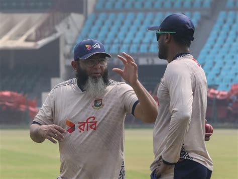 Bangladesh spin coach Mushtaq Ahmed imparts knowledge at a training ...