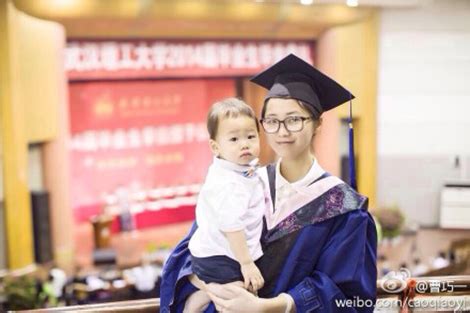 荆州美女研究生抱儿子拍毕业照 古城版人生赢家-新闻中心-荆州新闻网
