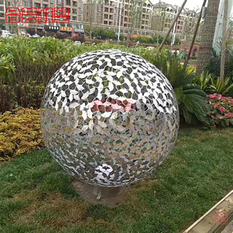 不锈钢抽象铁艺镂空球-宏通雕塑