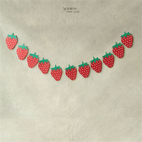 Strawberry Buntings – Madras Prop Store