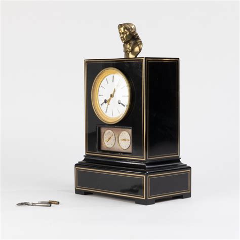 Proantic: Pendule borne en bois laqué noir et doré à trois cadrans,