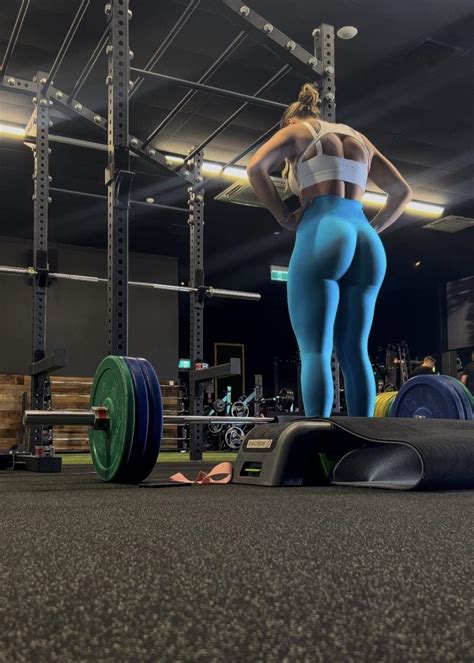 I wanna be reincarnated as those leggings😩 : r/berdina_magdalena