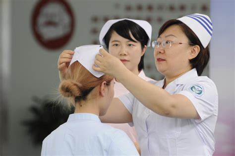 护理学院举行纪念5.12国际护士节护生授帽仪式-西安医学院护理与康复学院