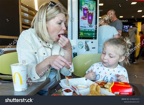 721 Little women hamburger 图片、库存照片和矢量图 | Shutterstock