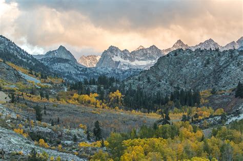 November sunset in the Eastern Sierra Nevada mountain range, California ...
