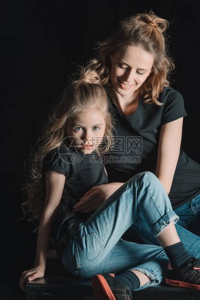 时髦笑的母亲抱着女儿的孤立高清图片下载-正版图片502665441-摄图网