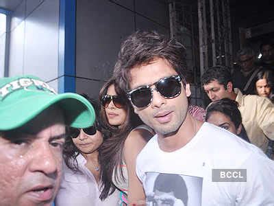 Shahid Kapoor and Priyanka Chopra at Marine Lines station in Mumbai to ...
