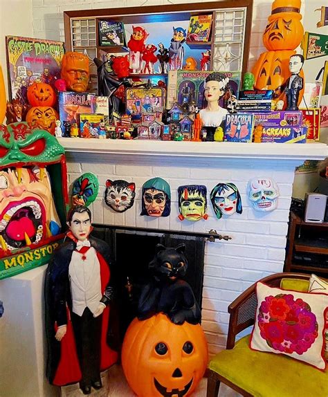 Pin by HAMLET CESARIO MONTAGUE on HALLOWEINER | Halloween mantle ...