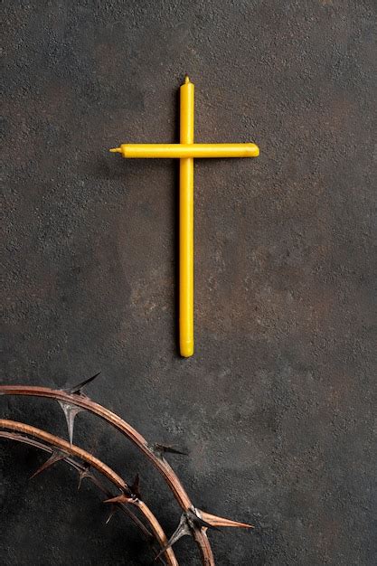 Top view cross shape and crown of thorns | Free Photo