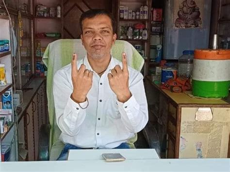 LIVE Suwasra By Elections Voting 2020: दोनों हाथों की अंगुलियों पर लगी ...