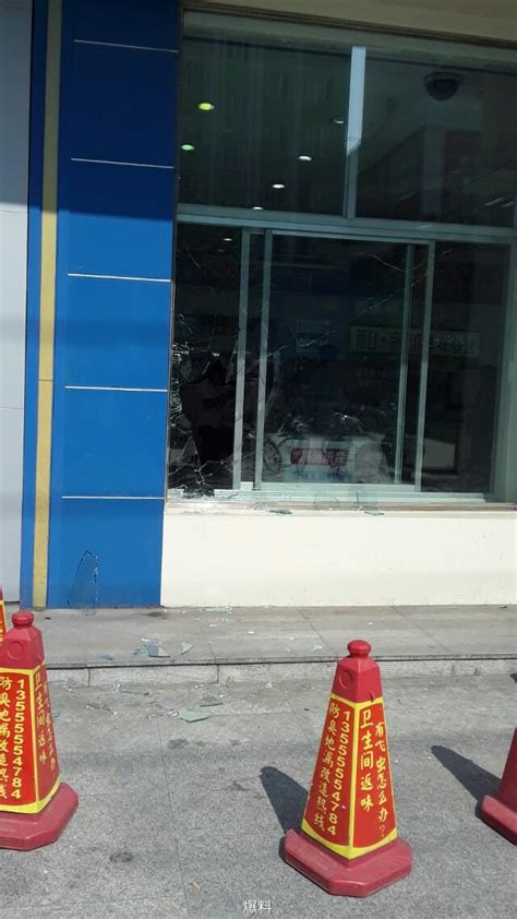 网友称绥化北二路移动营业厅玻璃被砸碎 - 每日头条