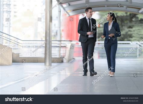 Business People Walking Past Each Other 的图像结果