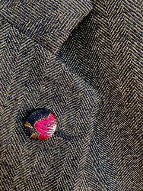 Red Gold Black Men Lapel Pins Men Silk Button Lapel Pins Custom Red ...