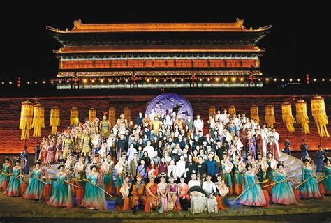 15个国家60位留学生西安城墙下观赏绝美“梦长安”-西安新闻_华商网新闻