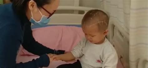 3岁宝宝做针灸自己拔针，日拔16针说不疼懂事哭了！