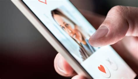 10 Pros and Cons of Online Dating - lifeberrys.com