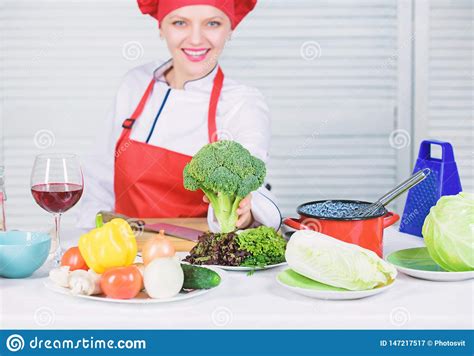 西兰花营养价值 生食 女职业厨师拿生花椰菜 免费健康素食 库存图片 - 图片 包括有 有机, 如何: 147217517