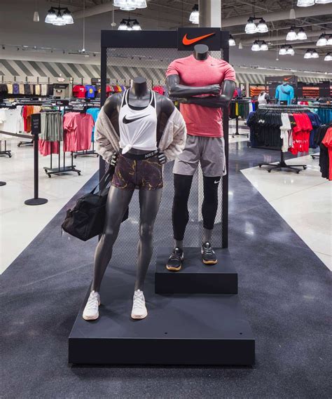 Nike 新店“一大一小”，透露出什么重要趋势？| 华丽志时尚门店新观察_运动