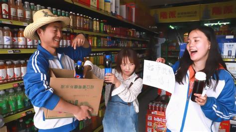 超市饮料假一赔十，没想被俩学生钻了空子，免费拿走10瓶可乐_腾讯视频