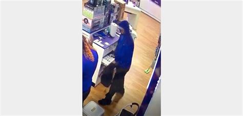 During ferocious thunderstorm, 2 cell phone stores were robbed 30 mins ...